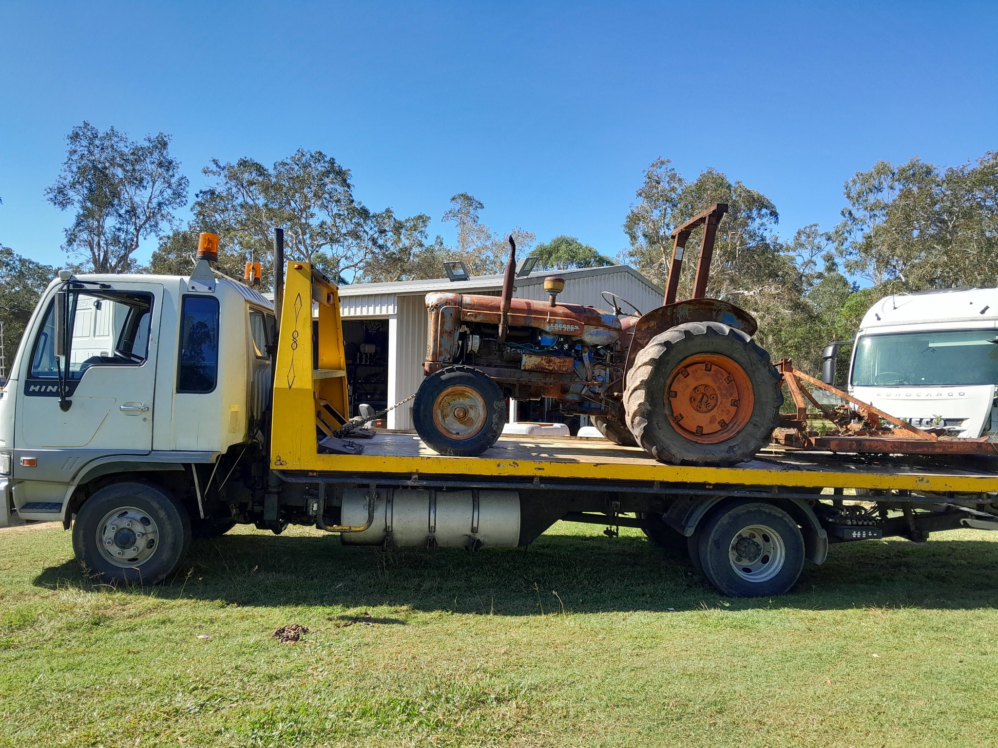 Tilt tray towing truck on site